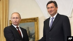 Russia's Prime Minister Vladimir Putin (l) and his Slovene counterpart Borut Pahor shake hands in Brdo Slovenia, March 22, 2011