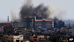 15일 가자지구에 이스라엘 공습이 있은 후, 연기가 쏫고 있다.