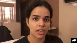 Rahaf Mohammed Alqunun di kamar hotel Bandara Internasional Bangkok, Thailand, 7 Januari 2018. (Foto: videograb/Human Rights Watch)