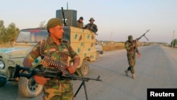 Pejuang Syiah Irak ikut mengamankan kota Jurf al-Sakhar, di selatan Baghdad yang baru direbut dari militan ISIS (26/10).