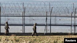 지난 4월 한국 파주에서 군인들이 비무장지대 인근 철책 주변을 순찰하고 있다.