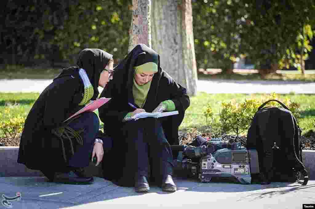 خبرنگاران در حاشیه جلسه هیئت دولت ایران عکس: حامد ملکپور