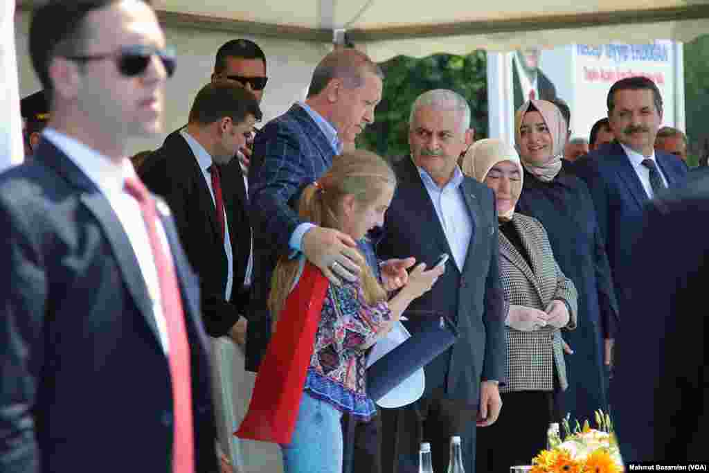 Cumhurbaşkanı Erdoğan Diyarbakır&#39;da yaptığı ziyaretteki konuşmasında, Suriye&#39;de bir Amerikan askerinin YPG arması taktığını gösteren fotoğraflara değindi ve ABD&#39;yi kınadı.&nbsp;