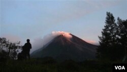 Pejabat AS mengatakan, belum ada rencana membatalkan kunjungan Presiden Obama ke Jakarta, terkait aktivitas gunung Merapi.