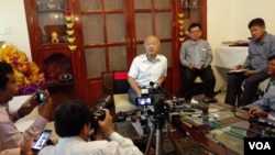 Prince Norodom Ranariddh announcing his return to the Funcinpec party in front of reporters. 