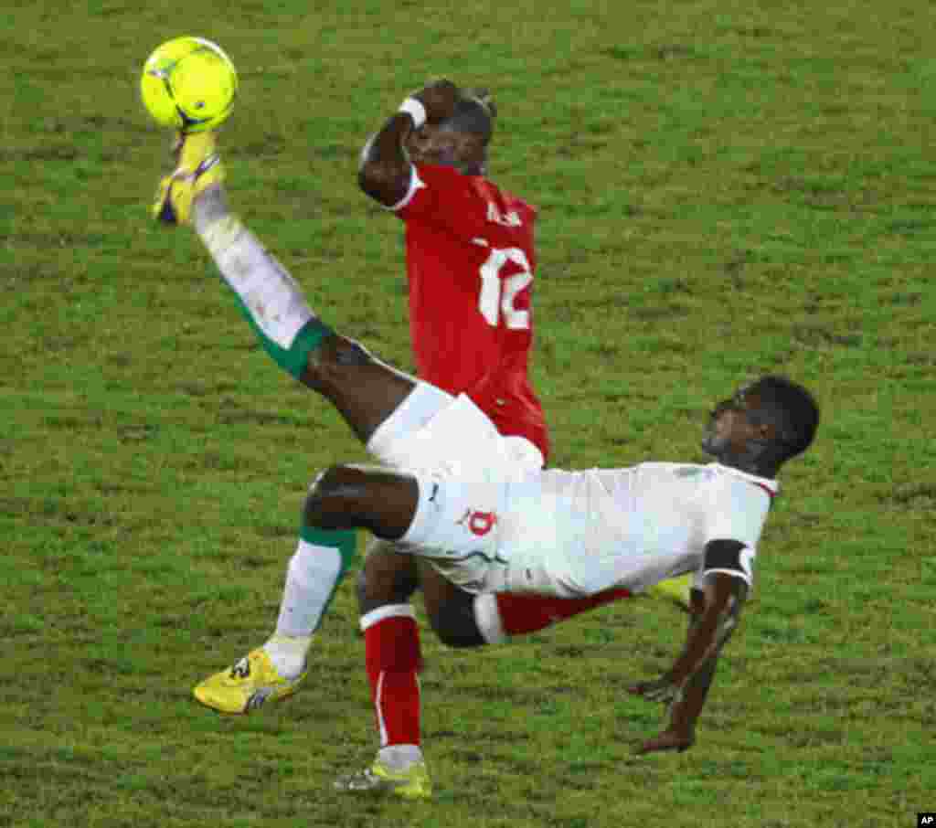Fidjeu of Equatorial Guinea challenges Kader Mangane of Senegal during their African Nations Cup Group A soccer match at Estadio de Bata