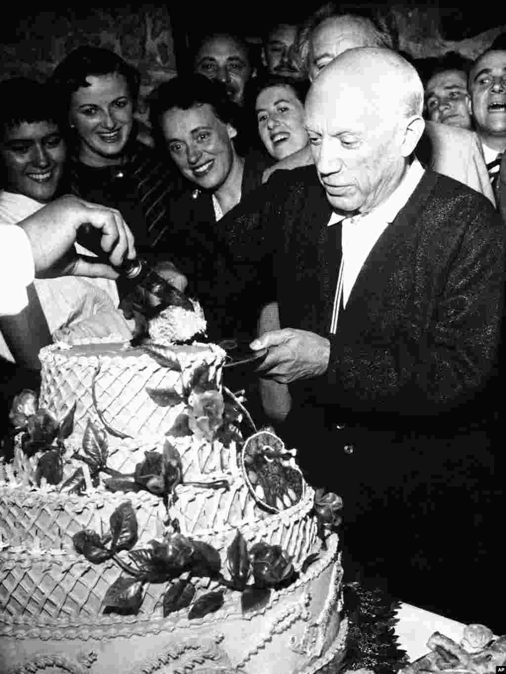 امروز در تاریخ:&nbsp; سال ۱۹۵۶- جشن تولد ۷۵ سالگی پابلو پیکاسو، نقاش مشهور اسپانیایی، در جنوب فرانسه.