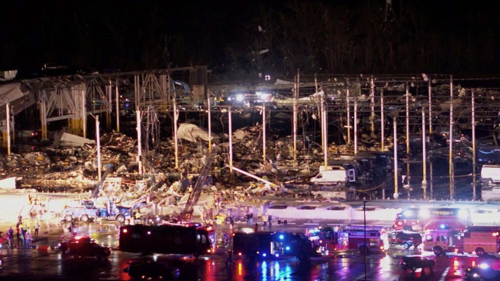 美国伊利诺伊州亚马逊公司的一个库房在龙卷风袭击中被毁，至少6名员工死亡（2021年12月10日）(photo:VOA)