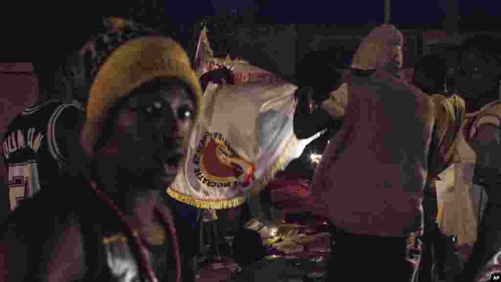 Une foule manifeste après le coup d&#39;Etat à Ouagadougou, Burkina Faso, 17 septembre 2015.