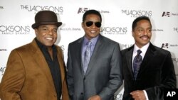 Brothers Tito Jackson (L-R), Jackie Jackson, and Marlon Jackson (file photo)