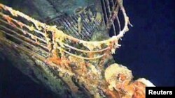 La barandilla de babor del Titanic yace a 12.600 pies bajo el agua del Océano Atlántico Norte, unas 400 millas al este de Nova Scotia.