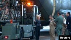 Ministra Ursula von der Leyen em conversa com militares, Base de Hohn, Alemanha