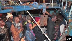 Refugiados africanos chegando a Lampeduza, na Itália provenientes da Líbia