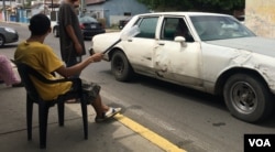 Los “pimpineros” o revendedores de gasolina en Venezuela dicen que se dedican a una práctica ilícita para alimentar a sus familias.
