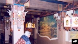 Balkon di gedung bioskop 'Kimo Theater' yang penuh dengan ornamen-ornamen menyeramkan (foto: Wikipedia).