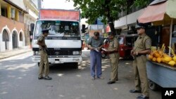 Polisi Sri Lanka memeriksa sebuah truk di jalanan Kolombo, Kamis (25/4).