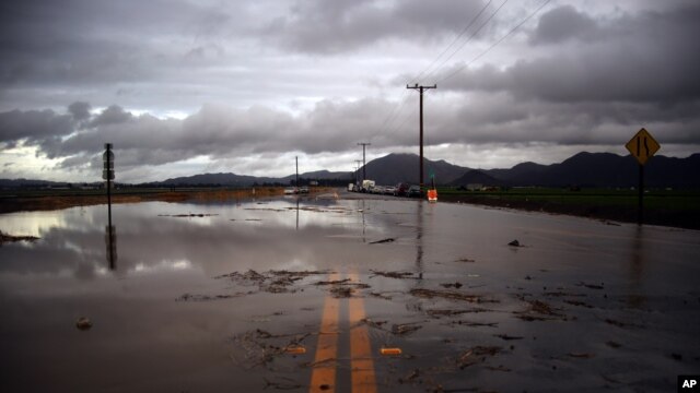 El agua de las torrenciales lluvias ha cubierto las calles en Camarillo, California.
