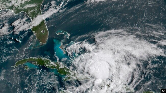 美国国家海洋和大气管理局（NOAA）提供的GOES-16号卫星美东时间2020年7月31日早晨8点40分拍下的图像显示“伊萨亚斯”飓风在加勒比海移动。