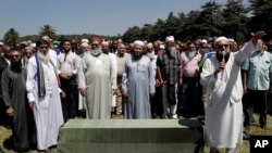 Les amis et les membres de la famille réunis autour du cercueil contenant la dépouille d’Ahmed Kathrada au cimetière du West Park à Johannesburg, Afrique du Sud, 29 mars 2017.