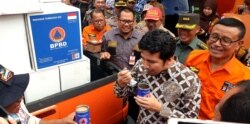 Wakil Gubernur Jawa Timur Emil Elistianto Dardak memeriksa dan mencoba makanan darurat yang siap didistribusikan ke berbagai daerah rawan bencana yang membutuhkan (foto Petrus Riski-VOA).