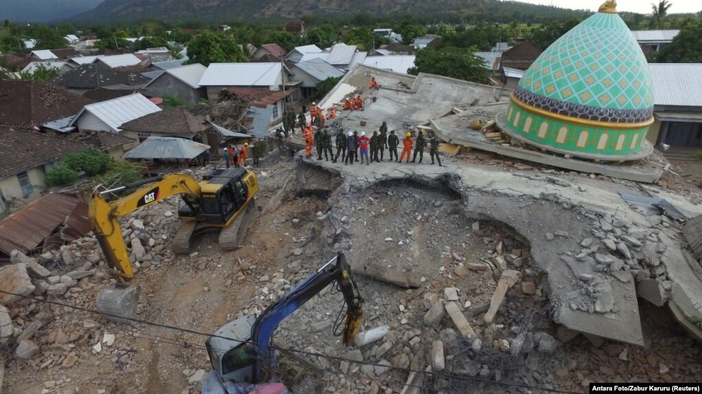 Foto Udara Masjid Jamiul Jamaah Di Pemenang Lombok Utara Pasca Gempa Rabu Foto Udara Masjid Jamiul Jamaah Di Pemenang Lombok Utara Pasca Gempa Rabu