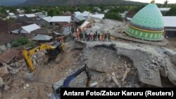 Foto udara masjid Jamiul Jamaah di Pemenang, Lombok utara, pasca gempa Rabu, 8/8. (Foto: ilustrasi). 