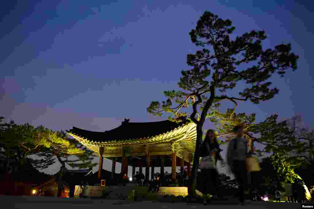 Orang-orang berjalan melewati Istana Changgyeonggung di Seoul.