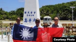 台湾三名立法委员陈镇湘，林郁方，詹凯臣(从左至右)登上太平岛
