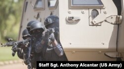 Un officier de police burkinabé de l'Unité spéciale d'intervention (UES) tire avec son fusil AK-47 lors d'une simulation d'attaque terroriste dans le cadre de l'exercice Flintlock 2019 à Ouagadougou, Burkina Faso, le 27 février 2019. (Photo Armée américaine/ Sgt Anthony Alcantar)