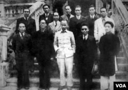 Chính phủ lâm thời Việt Nam Dân chủ Cộng hòa ra mắt ngày 2-9-1945 (Bộ trưởng không bộ Cù Huy Cận, người thứ hai, hàng trên, từ phải sang).