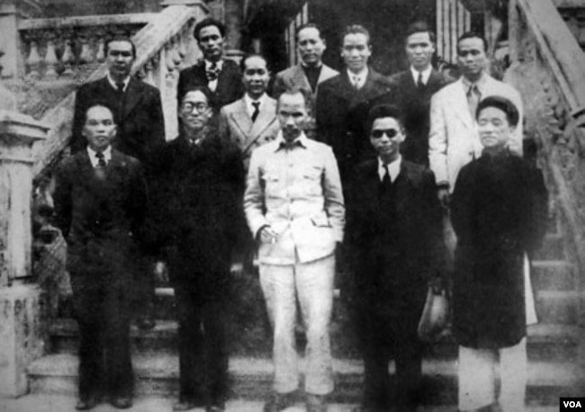 Chính phủ lâm thời Việt Nam Dân chủ Cộng hòa ra mắt ngày 2-9-1945 (Bộ trưởng không bộ Cù Huy Cận, người thứ hai, hàng trên, từ phải sang).