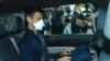 澳大利亞聯邦法庭1月16日再次駁回祖高域上訴，迫使這位網壇巨星離開澳大利亞。照片顯示喬科維奇乘車前往機場。 （美聯社）