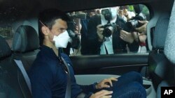 澳大利亚联邦法庭1月16日再次驳回乔科维奇上诉，迫使这位网坛巨星离开澳大利亚返回塞尔维亚。照片显示乔科维奇乘车前往机场。（美联社）