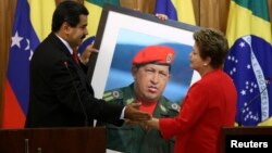 El presidente de Venezuela, Nicolás Maduro, entregó un gigantesco retrato del fallecido Hugo Chávez a la presidenta de Brasil, Dilma Rousseff.