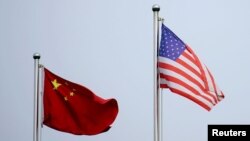 资料照：美中两国国旗在中国上海的一家公司大楼外飘扬。（2021年4月14日）