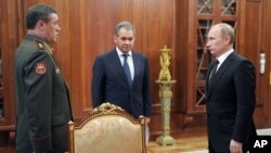 Գեներալ-գնդապետ Վալերի Գերասիմով (ձախից)