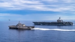 美国海军公布的照片显示，一架F-35C战斗机从“卡尔文森”号航空母舰飞行甲板上起飞，这艘航母与“塔尔萨”号濒海战斗舰正在驶过南中国海。(2021年9月7日)