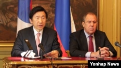 러시아를 방문한 윤병세 한국 외교부 장관(왼쪽)과 세르게이 라브로프 러시아 외무장관이 13일 모스크바 시내 외무부 영빈관에서 기자회견을 하고 있다. 