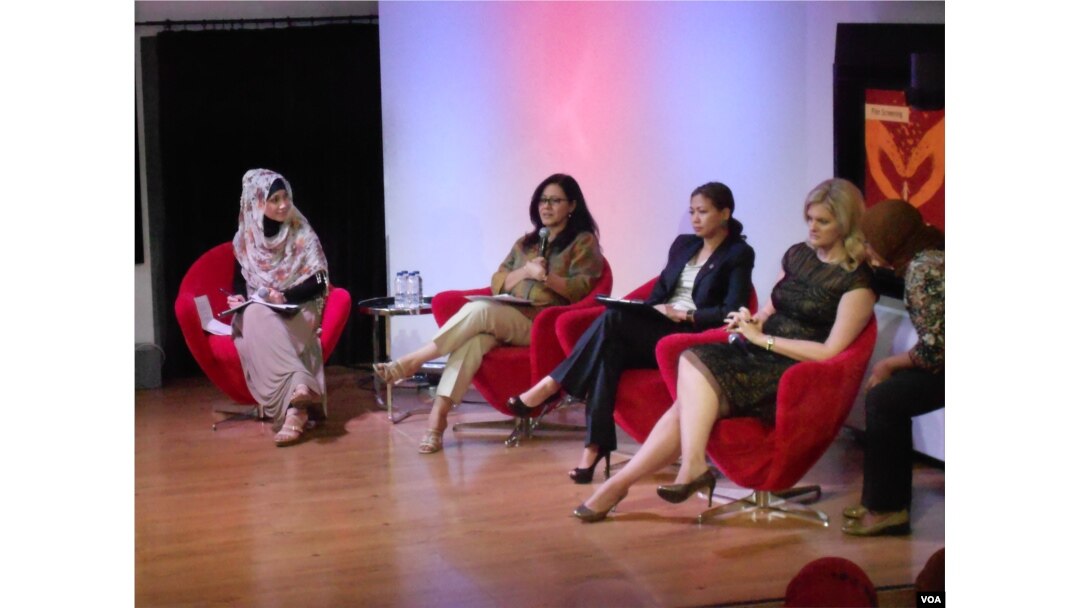 Diskusi selepas pemutaran film "Girl Rising" di @America, Jakarta, Senin, 6 Januari 2014 (VOA/Alina Mahamel).