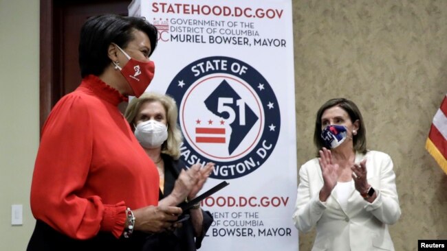 Chủ tịch Hạ viện Nancy Pelosi chào đón Thị trưởng thủ đô Washington Muriel Bowser trong một cuộc họp báo chung trước cuộc biểu quyết lịch sử của Hạ viện chấp thuận cho thành phố này trở thành một bang của Hoa Kỳ, trong Điện Capitol ở Washington, ngày 25 tháng 6, 2020. 