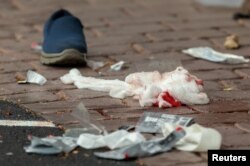 Sisa-sisa perban dengan darah tampak di jalanan menyusul penembakan di Masjid Annur di Christchurch, Selandia Baru, 15 Maret 2019. (Foto: Reuters)