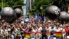 Orang-orang berpartisipasi dalam pawai LGBT Pride, Minggu, 30 Juni 2019, di New York. (Foto: AP / Craig Ruttle)