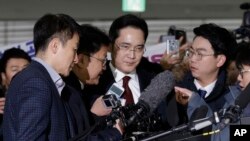 Lee Jae-yong (tengah), wakil ketua Samsung Electronics, tiba di kantor penasihat independen di Seoul, Korea Selatan, Kamis , 12 Januari, 2017. (AP Photo / Ahn Young-joon, Pool). Lee Jae-yong diperiksa sebagai tersangka dalam kasus suap dalam skandal yang menyebabkan pemakzulan presiden Park.