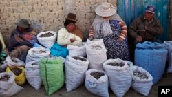 Campesinas bolivianas venden "chuño", o papa congelada, en un mercado de El Alto, Bolivia.