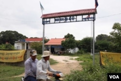 Champey commune hall in Takeo province's Bati District is located about 40 kilometers from Phnom Penh. (Sun Narin/VOA Khmer)