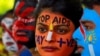 Siswa di India melukis wajahnya ketika berpawai untuk meningkatkan kesadaran tentang HIV/AIDS di Chandigarh, India, 20 Mei 2018. 