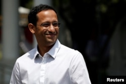 Nadiem Makarim, pendiri Gojek, melambaikan tangan ke arah para wartawan saat tiba di Istana Kepresidenan, di Jakarta, 21 Oktober 2019. (Foto: Reuters)