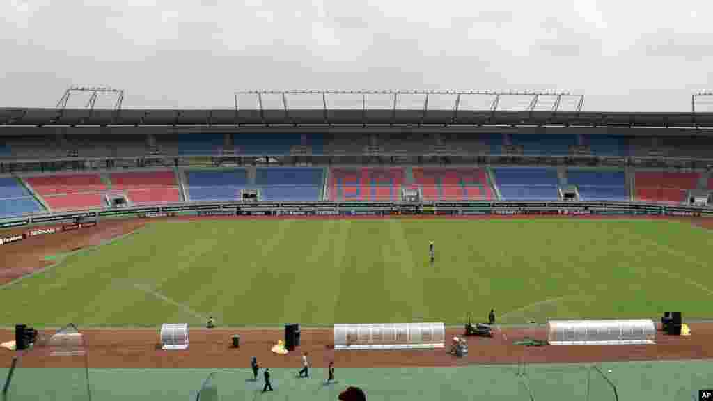 Les derniers préparatifs sont faits dans le stade de Bata à Bata, en Guinée équatoriale, le vendredi 16 janvier 2015, où l&#39;ouverture de la Coupe d&#39;Afrique des Nations de football et le match d&#39;ouverture entre les hôtes du tournoi et Congo auront lieu samedi