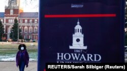 Seorang mahasiswa berjalan di kampus Universitas Howard, salah satu dari enam perguruan tinggi dan universitas kulit hitam (HBCU) yang bersejarah di seluruh Amerika Serikat, di Washington, AS, 31 Januari 2022. (Foto: REUTERS/Sarah Silbiger)