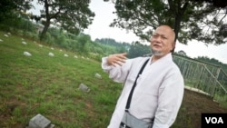 Muk-gai, a Buddhist monk, visits a South Korean graveyard for North Korean soldiers near Paju. (Malte Kollenberg/VOA)